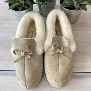Vintage Beige Slippers with Fluffy Interior.  Size: 9.